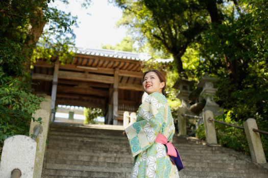【福良八幡神社】福良港を見渡せる高台にある神社で、古くから島民の尊信の厚い神社（徒歩4分）