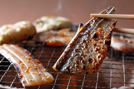香ばしい薫りがしたら食べごろ。干物と練り物の炙り焼き食べ放題（朝食イメージ）