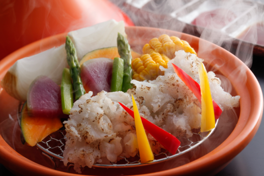 大きな鱧の切り身を島野菜と共に三種のソースで頂くバプール（夕食イメージ）
