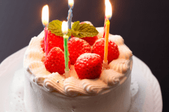 誕生日や結婚記念日を、とっておきの一日に。お部屋にケーキとカクテルをお届けいたします。（イメージ）