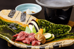 【牛ステーキ】厳選した牛肉ステーキは自家製にんにく醤油で