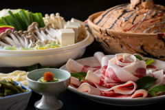 【天然猪×ぼたん鍋】脂とろける香ばしき天然イノシシ × 自家製味噌の濃厚ぼたん鍋と美肌の湯に癒される