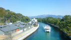 【周辺の景色】天橋立の運河沿いで、観光船やボートが行き交う非日常の情景。