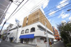 明るい外観にてお客様をお出迎え・お見送りします。