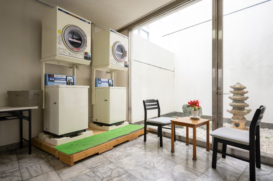 コインランドリー。２４時間営業！長期ご滞在のお客様にも、館外に行かずにお洗濯いただけます。