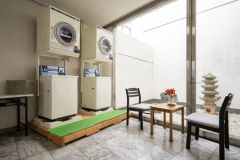 コインランドリー。２４時間営業！長期ご滞在のお客様にも、館外に行かずにお洗濯いただけます。