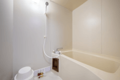 ファミリールームのバスルームは、浴室・トイレがそれぞれ独立した設計となっており、快適にご利用いただけます。広々とした浴槽とシャワースペースを備え、ゆったりとしたバスタイムをお楽しみいただけます。