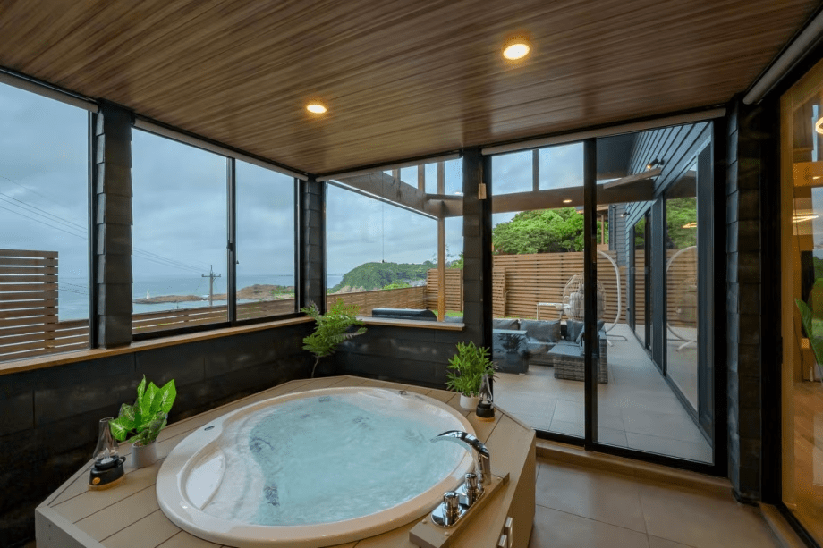 海を眺めながら寛ぐ湯あみのひととき。