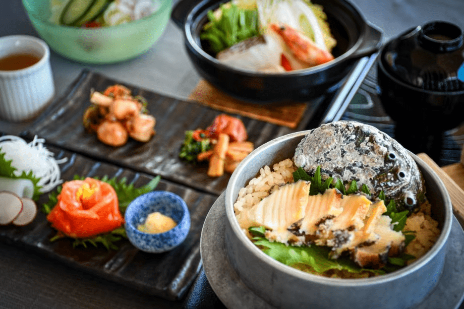 朝のごちそう御膳～特製あわび釜飯と海鮮鍋