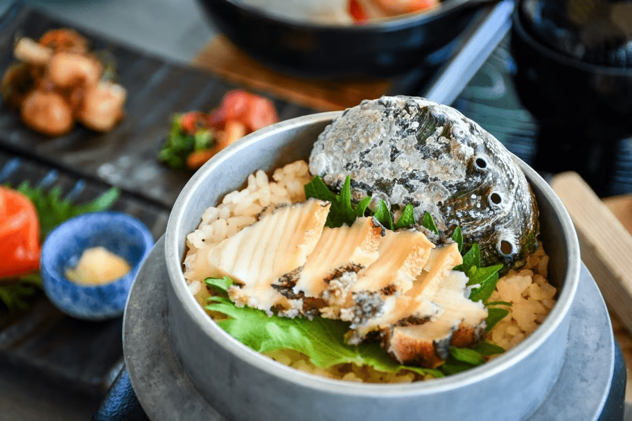 香り高い特製あわび釜めしで贅沢な朝を