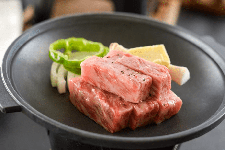 ジューシーな牛陶板焼きは当館の人気メニュー