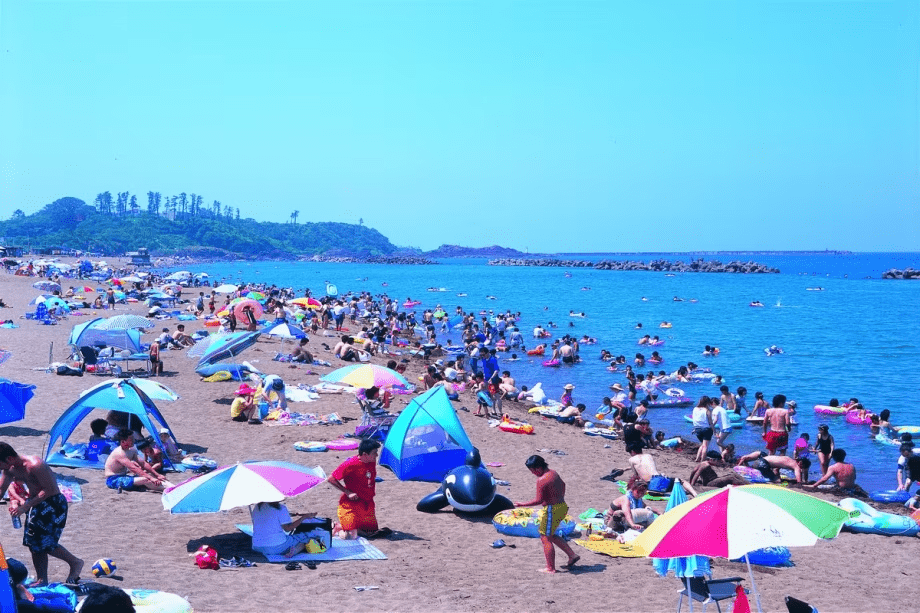 夏には海水浴客で賑わう鷹巣海水浴場 夏には海水浴客で賑わう鷹巣海水浴場