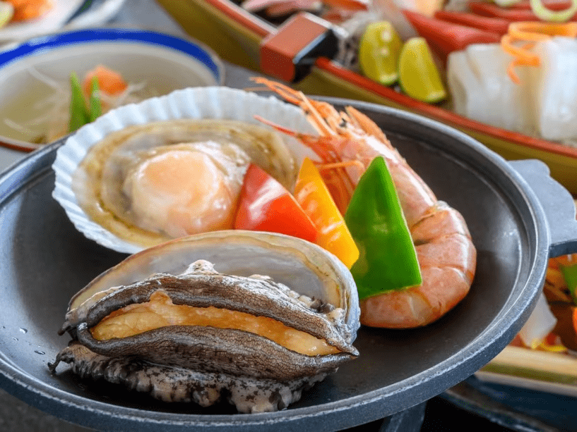 鷹巣荘夏の定番！活あわび、海老、帆立の豪華海の幸が揃った「浜焼き」