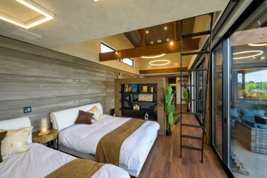 日本海を臨むVILLA TAKASU。白やブラウン、やさしい色合いの「ALBUS」