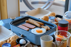 おしゃれなグランピング朝食でさわやかな朝のひと時を