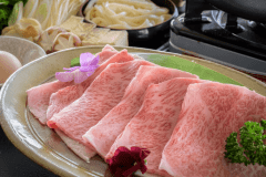 和牛サーロインは卵に絡めてお召し上がりください。