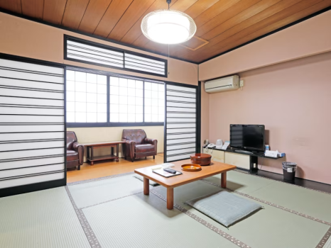【喫煙者専用＊本館３F】和室８畳バスあり。エレベーターがない為、2階までは階段になります。
