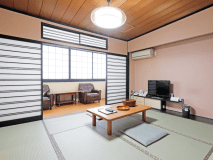 【喫煙者専用＊本館３F】和室８畳バスあり。エレベーターがない為、2階までは階段になります。