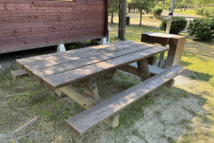 外にはベンチテーブルとシンクがついています。