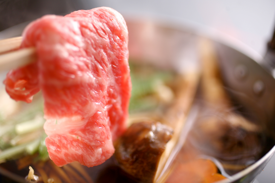 【牛すき焼き】柔らかく風味豊かな牛肉をすき焼きでお召し上がりください(イメージ) 【牛すき焼き】柔らかく風味豊かな牛肉をすき焼きでお召し上がりください(イメージ)