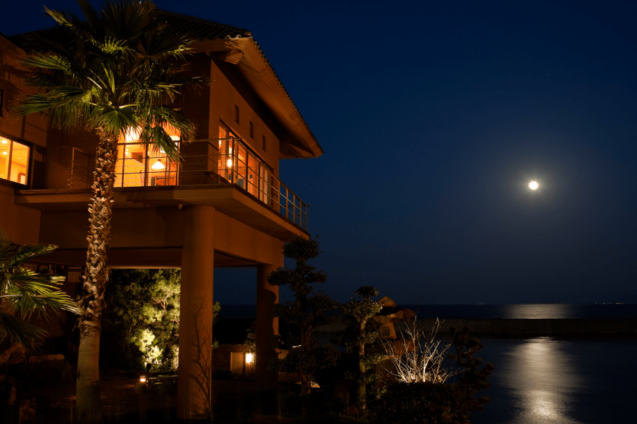 旅情をかきたてる、海面に写る月の道