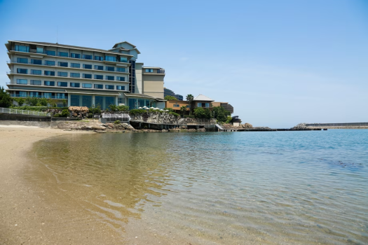 【小浜海水浴場】お子様の海水浴デビューにぴったり、ホテルに隣接する穴場的な海水浴場