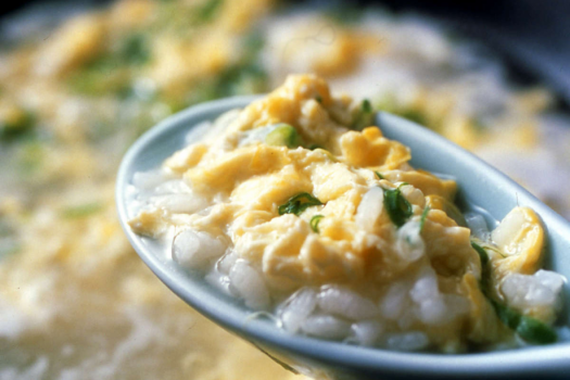 【ふぐ雑炊】〆の定番は旨みをたっぷり含んだ出汁で作る雑炊（イメージ）