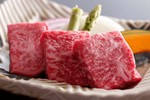 【牛石焼ステーキ】 牛肉をアツアツに熱した石の上でジュワっとお好みの焼き加減で（イメージ）