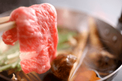 【牛すき焼き】柔らかく風味豊かな牛肉をすき焼きでお召し上がりください（イメージ）
