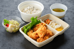 ご夕食は日替わりでご提供しております（からあげ、とり天など）