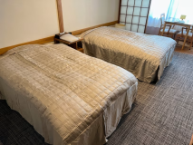 本館・ツインデラックスのベットはセミダブル×２台