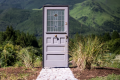 由布岳を望む静かな丘にひっそりと佇む不思議な扉 由布岳を望む静かな丘にひっそりと佇む不思議な扉