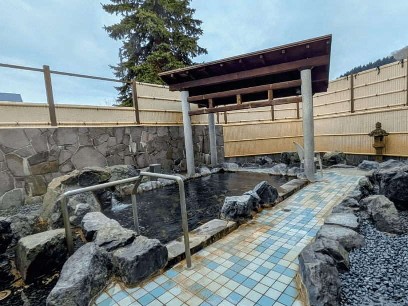 ◆【大浴場・露天風呂】40℃の湯で、開放感と癒しのひとときをお楽しみいただけます。