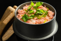 蟹をふんだんに使用した蟹釜飯。あつあつのお釜で炊き上げる
