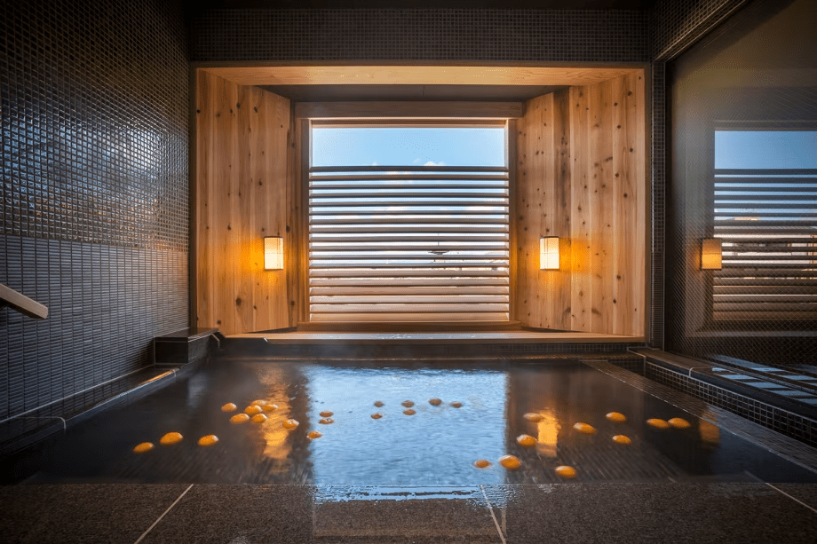 貸切風呂「蕩 八坂（Tau-yasaka）」季節を感じる暦湯をお愉しみ下さい（写真は冬の柚子風呂）