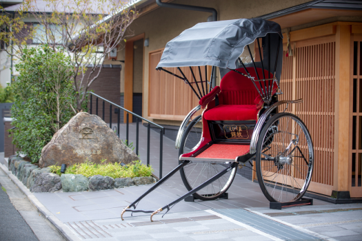 【人力車 えびす屋※有料】俥夫のガイド付きで東山の名所巡りへ。ホテル玄関前からお乗りいただけます。
