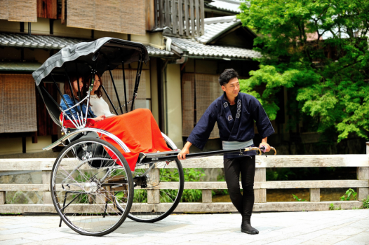 旅のコンシェルジュ「俥夫」のガイドを聞きながら