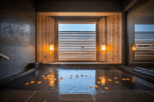 貸切風呂「蕩 八坂（Tau-yasaka）」季節を感じる暦湯をお愉しみ下さい（写真は冬の柚子風呂）