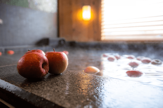 貸切風呂「蕩 八坂（tau-yasaka）」季節を感じる暦湯をお愉しみ下さい（写真はりんご風呂）