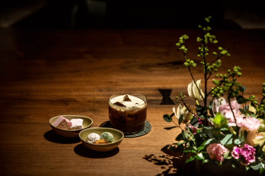 ゲストラウンジ「音羽リビング」 滞在中ゆったりとお過ごしいただけます。各種ドリンクやスナックも無料。