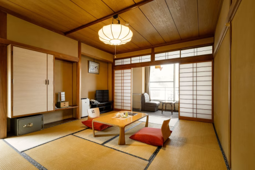御幸山公園を望む、ゆったりとお寛ぎいただける１０畳のお部屋です。