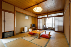 御幸山公園を望む、ゆったりとお寛ぎいただける12畳のお部屋です。 御幸山公園を望む、ゆったりとお寛ぎいただける12畳のお部屋です。