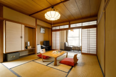 御幸山公園を望む、ゆったりとお寛ぎいただける10畳のお部屋です。 御幸山公園を望む、ゆったりとお寛ぎいただける10畳のお部屋です。