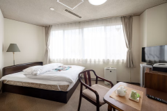 ゆったりとお寛ぎいただけるセミダブルベッドの洋室です。 ゆったりとお寛ぎいただけるセミダブルベッドの洋室です。