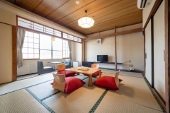 10畳広縁付きのゆったりくつろげる和室です。 10畳広縁付きのゆったりくつろげる和室です。