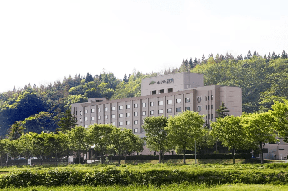 【外観】～新緑の季節～十和田湖の南玄関口、名湯・大湯温泉にたたずむリゾートホテル