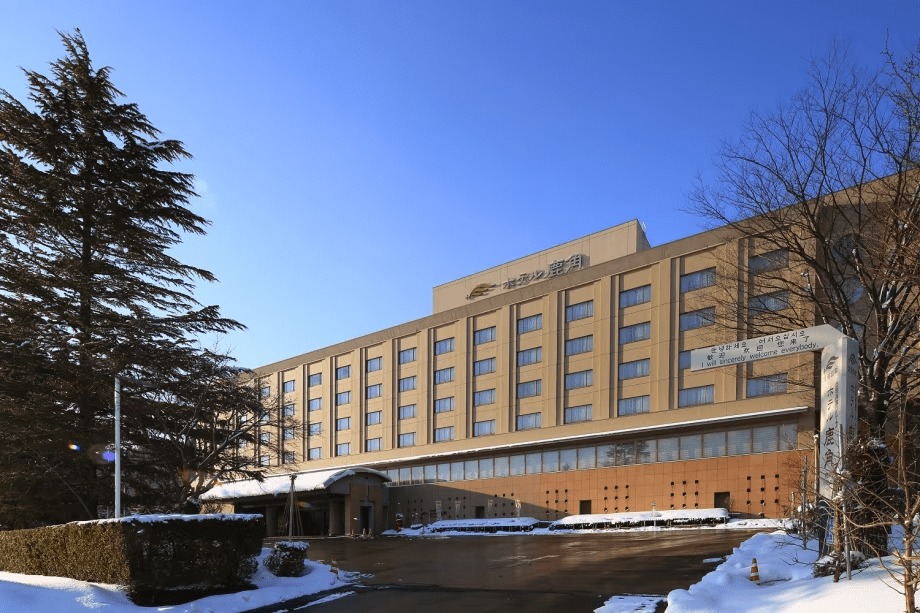 【外観】～雪の季節～凛とした寒さの中のホテル鹿角