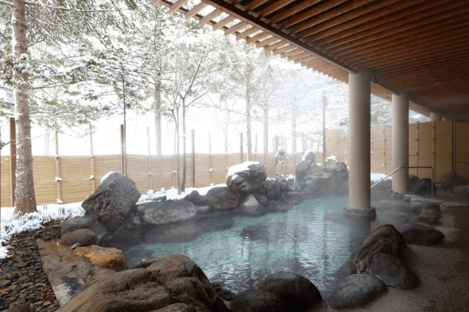 【露天風呂】雪景色をみながら湯あみをお楽しみください