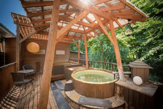 【夏の大浴場露天風呂】開放的な露天風呂。自然の気持ち良さを味わえます！