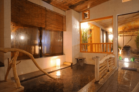 【大浴場・内湯】足元に敷き詰めてある小石が心地よい